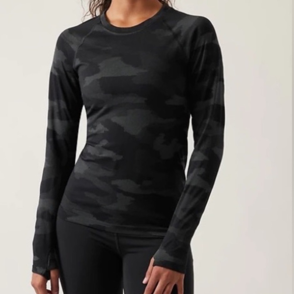Athleta Speedlight Camo Black Camouflage Long Sleeve work out thumb hole Shirt